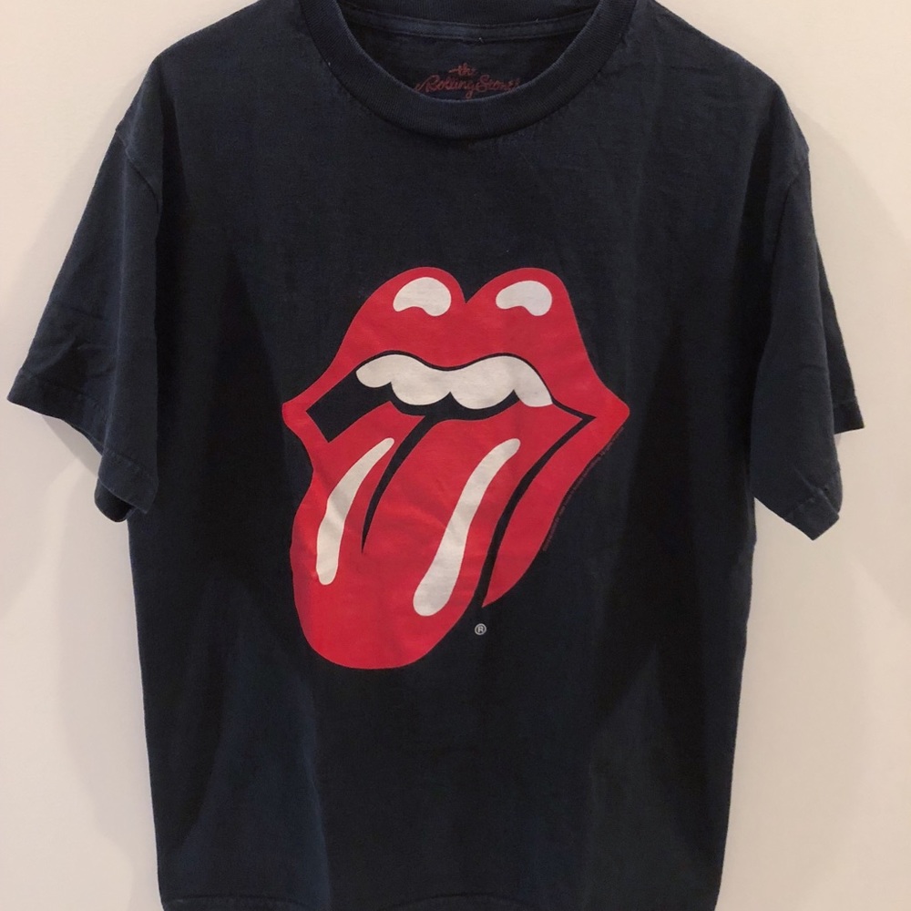 Black Rolling Stones shirt